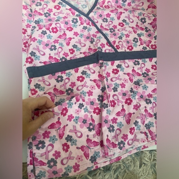 Breast cancer awareness and butterflies scrub top womens fits like a S or XS - Picture 4 of 5